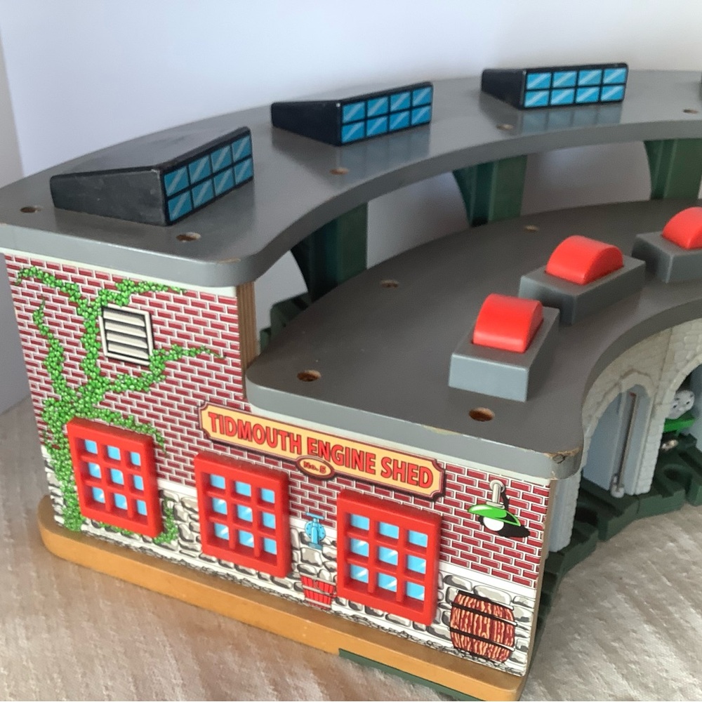 Thomas Tidmouth Engine Shed. Bundle with Trains shown that r in separate listing - Picture 5 of 15